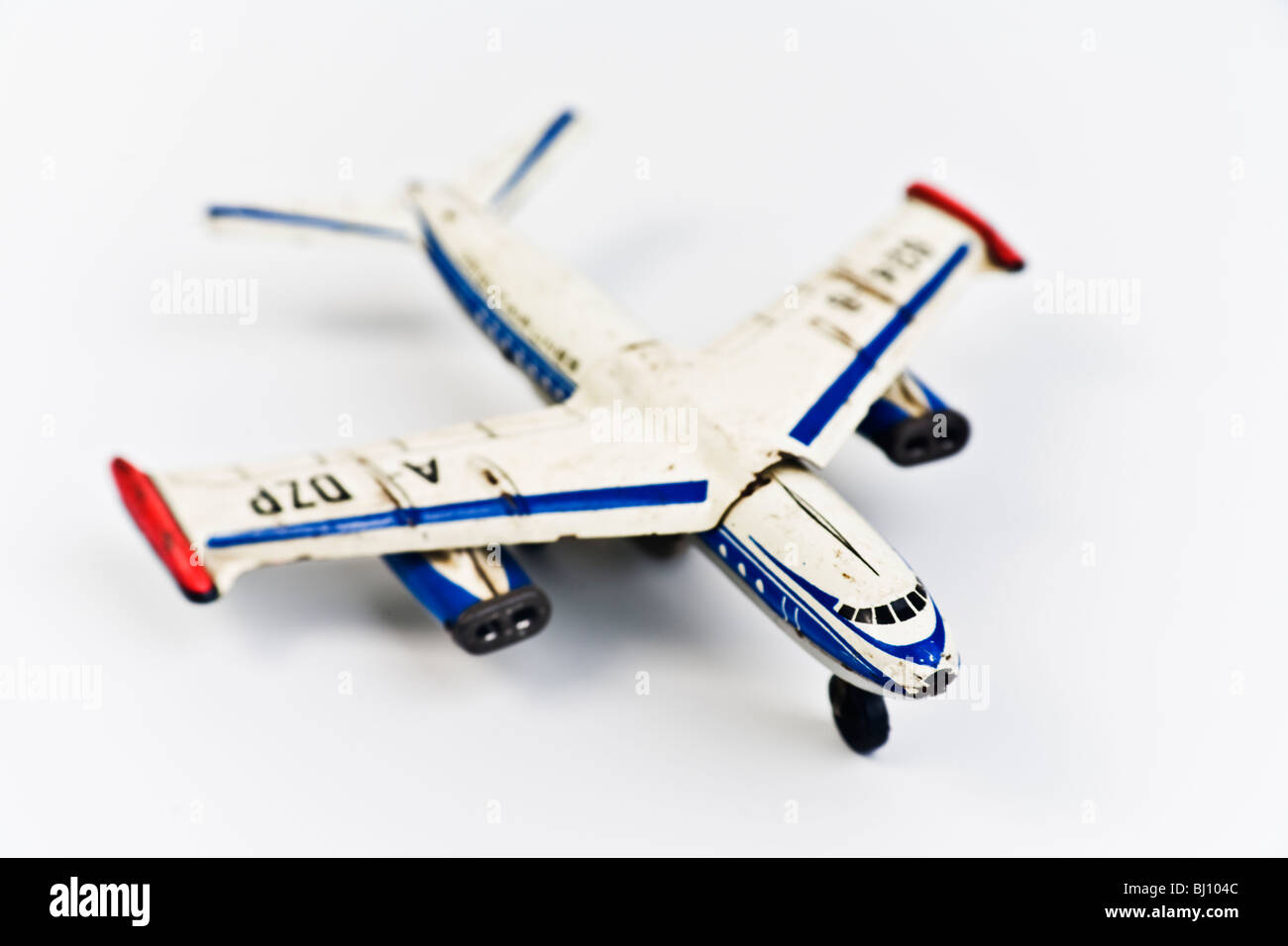 Vecchio stagno aeroplano giocattolo Foto Stock