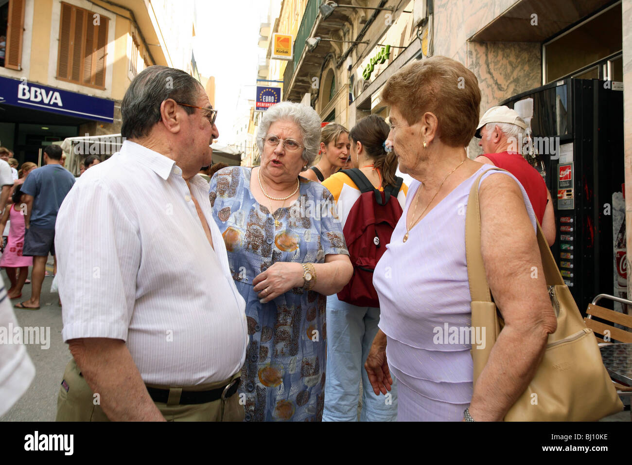Gli anziani parlando, Felanitx, Spagna Foto Stock