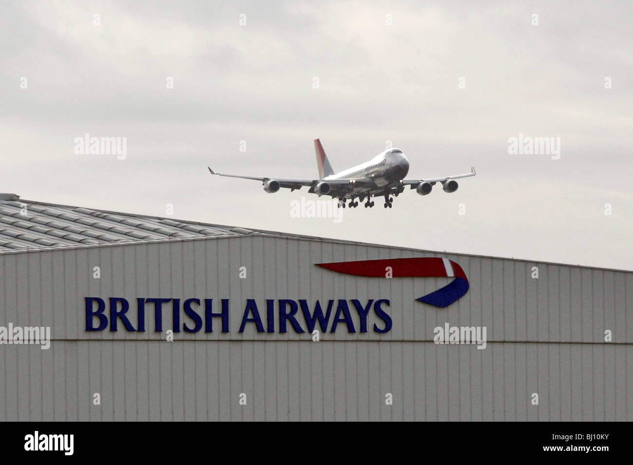 Un passeggero aereo sopra di un hangar della British Airways, Londra, Gran Bretagna Foto Stock