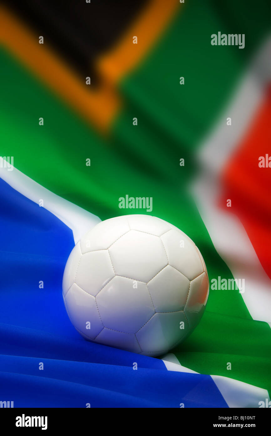 Un semplice bianco calcio con South African bandiera in background Foto Stock