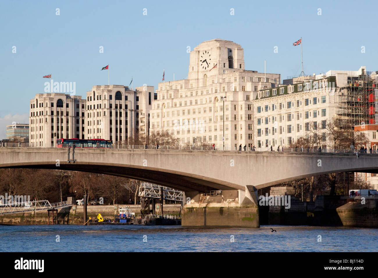 Waterloo Bridge e Shell Mex House e il Savoy Hotel Foto Stock