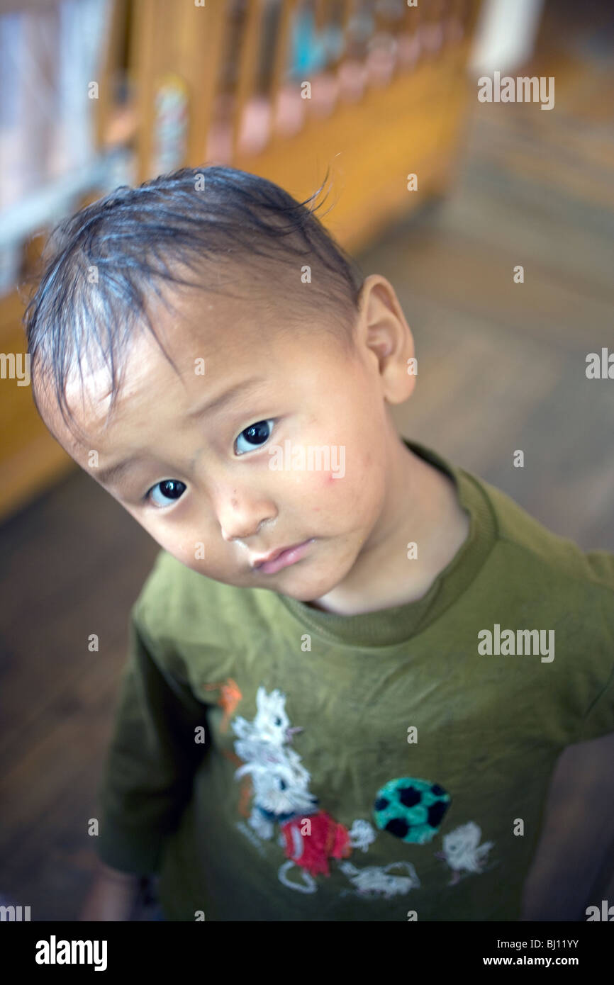 Orfano a Villaggio dei Bambini Tibetani in McLeod Ganj, India Foto Stock