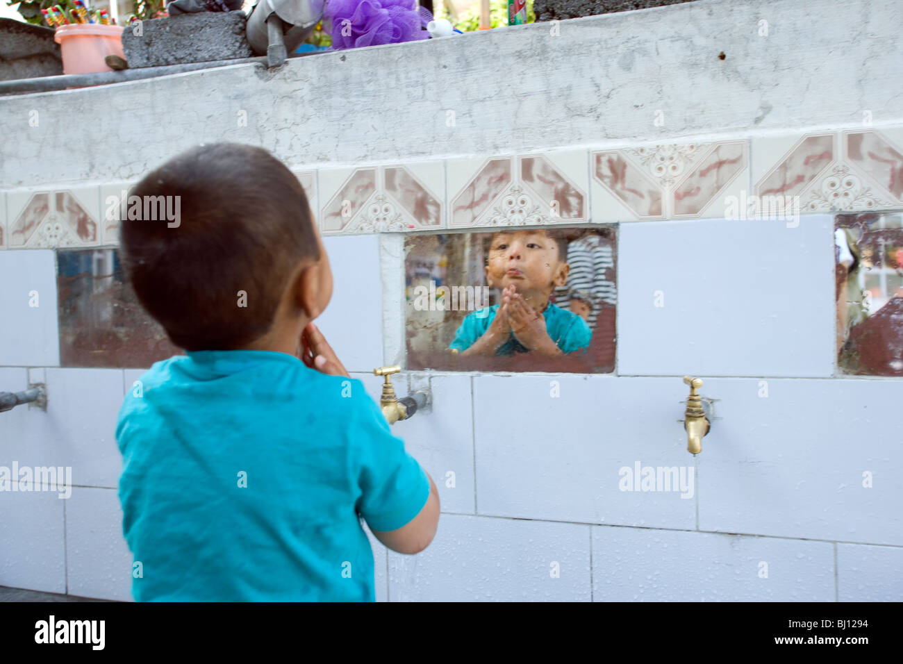 Orfano a Villaggio dei Bambini Tibetani, McLeod Ganj, India Foto Stock