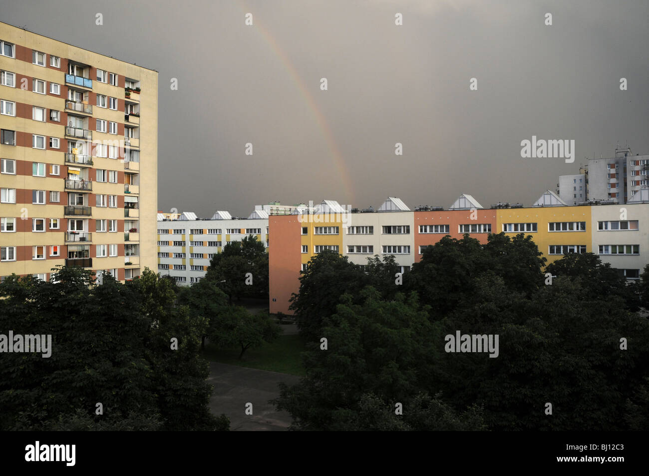 Rainbow su casa di appartamenti nel quartiere Brodno a Varsavia, Polonia Foto Stock