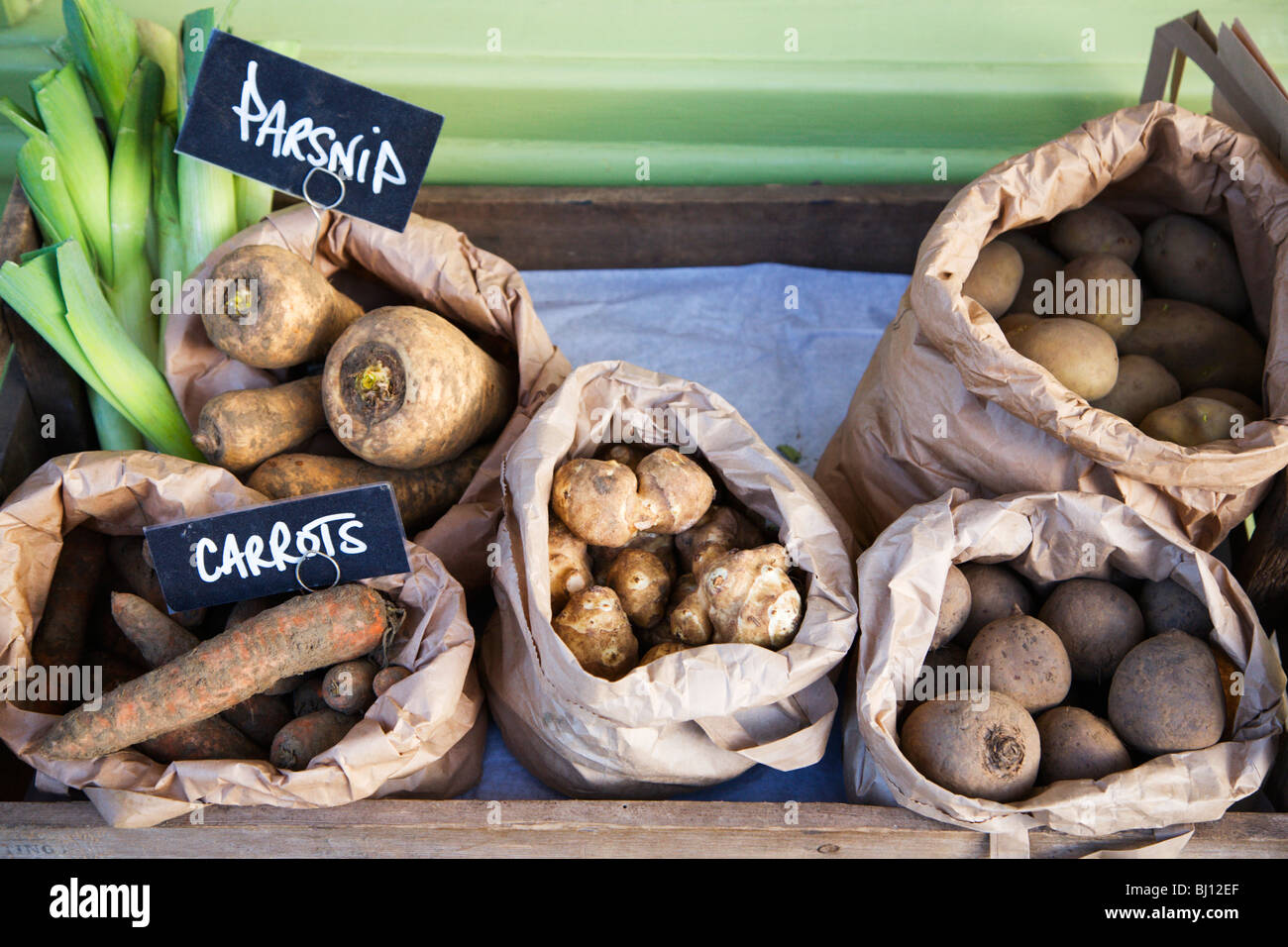 Sacchetti di ortaggi a radice al di fuori di un negozio Gillygate York Yorkshire Inghilterra Foto Stock