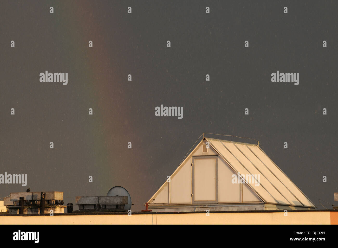 Rainbow su casa di appartamenti nel quartiere Brodno a Varsavia, Polonia Foto Stock