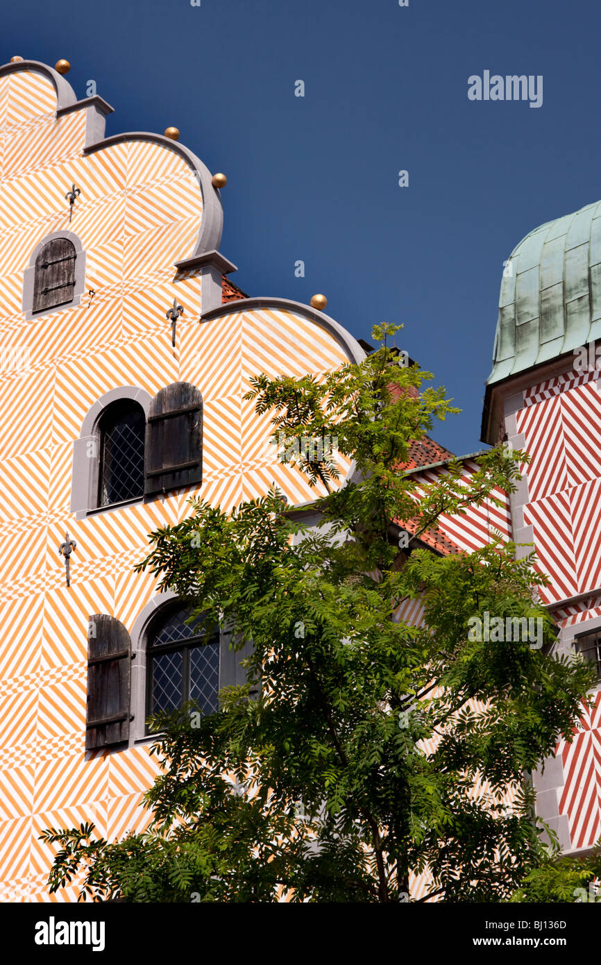 "Ledenhof' Edificio con persiane alle finestre e albero, Osnabruck, Bassa Sassonia, Germania Foto Stock