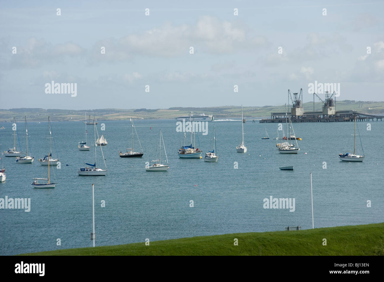 Dublin Swift traghetto Irlandese a Dublino lasciando porto di Holyhead, Anglesey, Galles del Nord Foto Stock