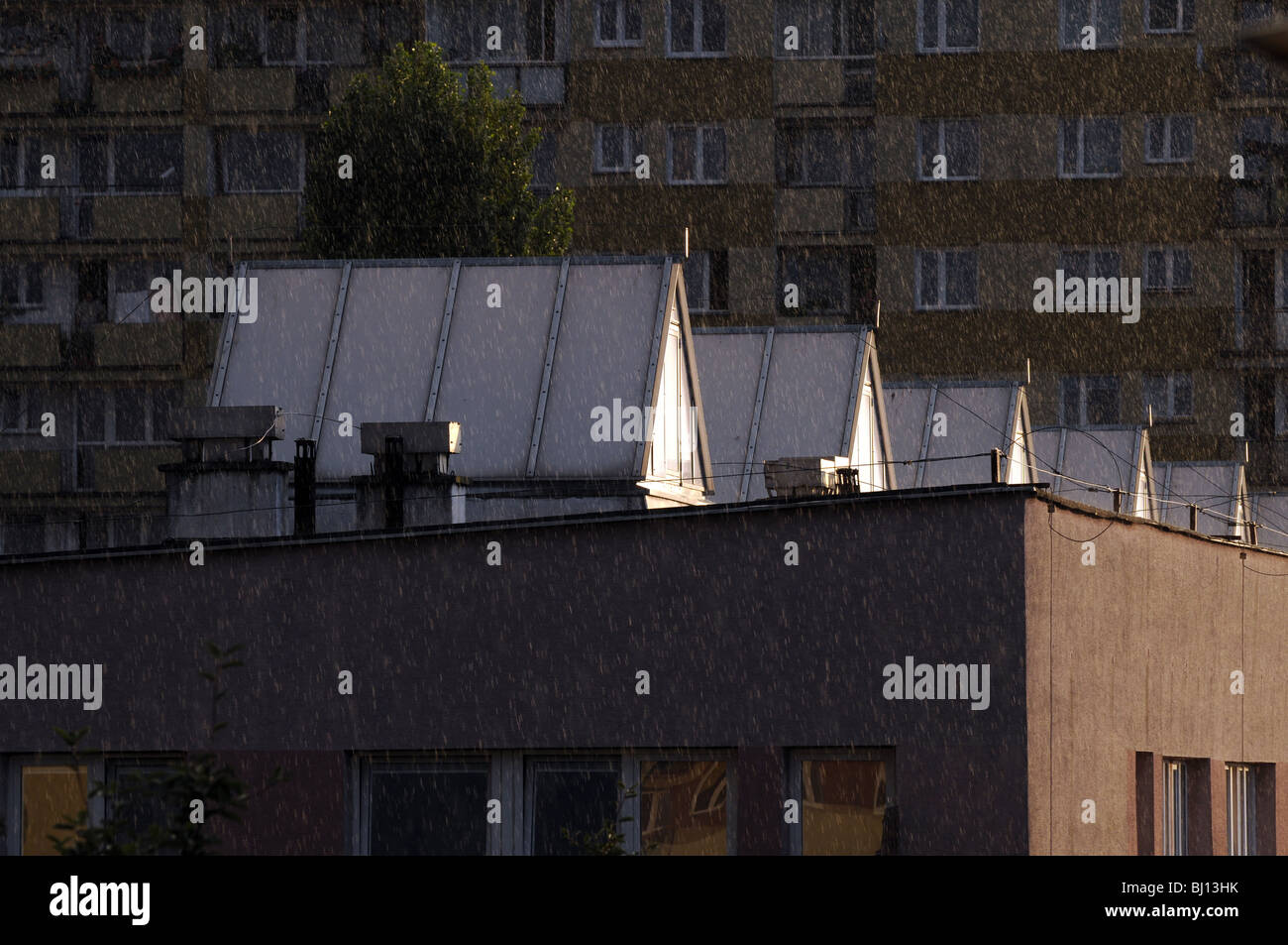 Heavy Rain su casa di appartamenti nel quartiere Brodno a Varsavia, Polonia Foto Stock