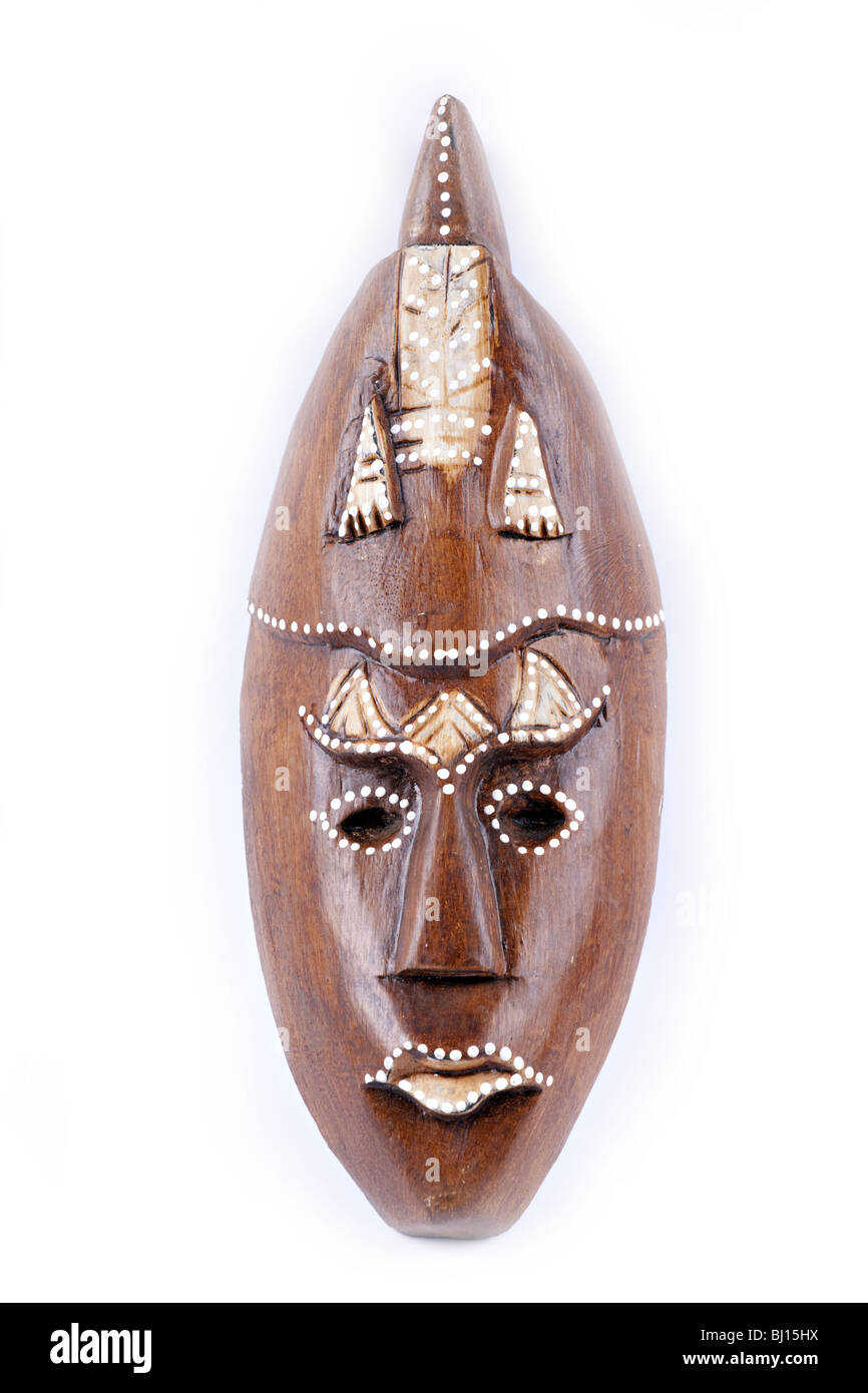 L Africano maschera di legno su sfondo bianco Foto Stock