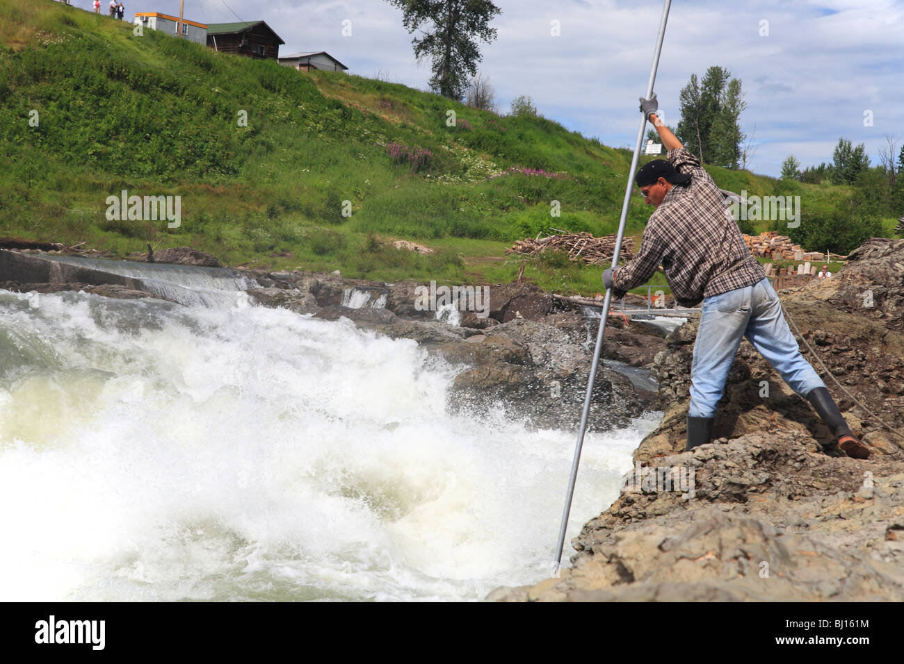 Le Prime Nazioni fisherman dipnetting per Salmone Chinook, Moricetown Falls, Bulkley river, British Columbia Foto Stock