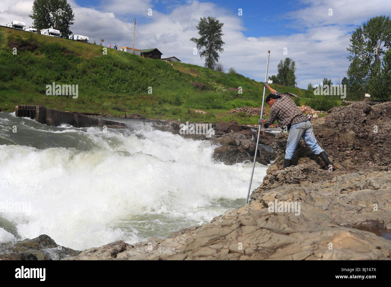 Le Prime Nazioni fisherman dipnetting per Salmone Chinook, Moricetown Falls, Bulkley river, British Columbia Foto Stock