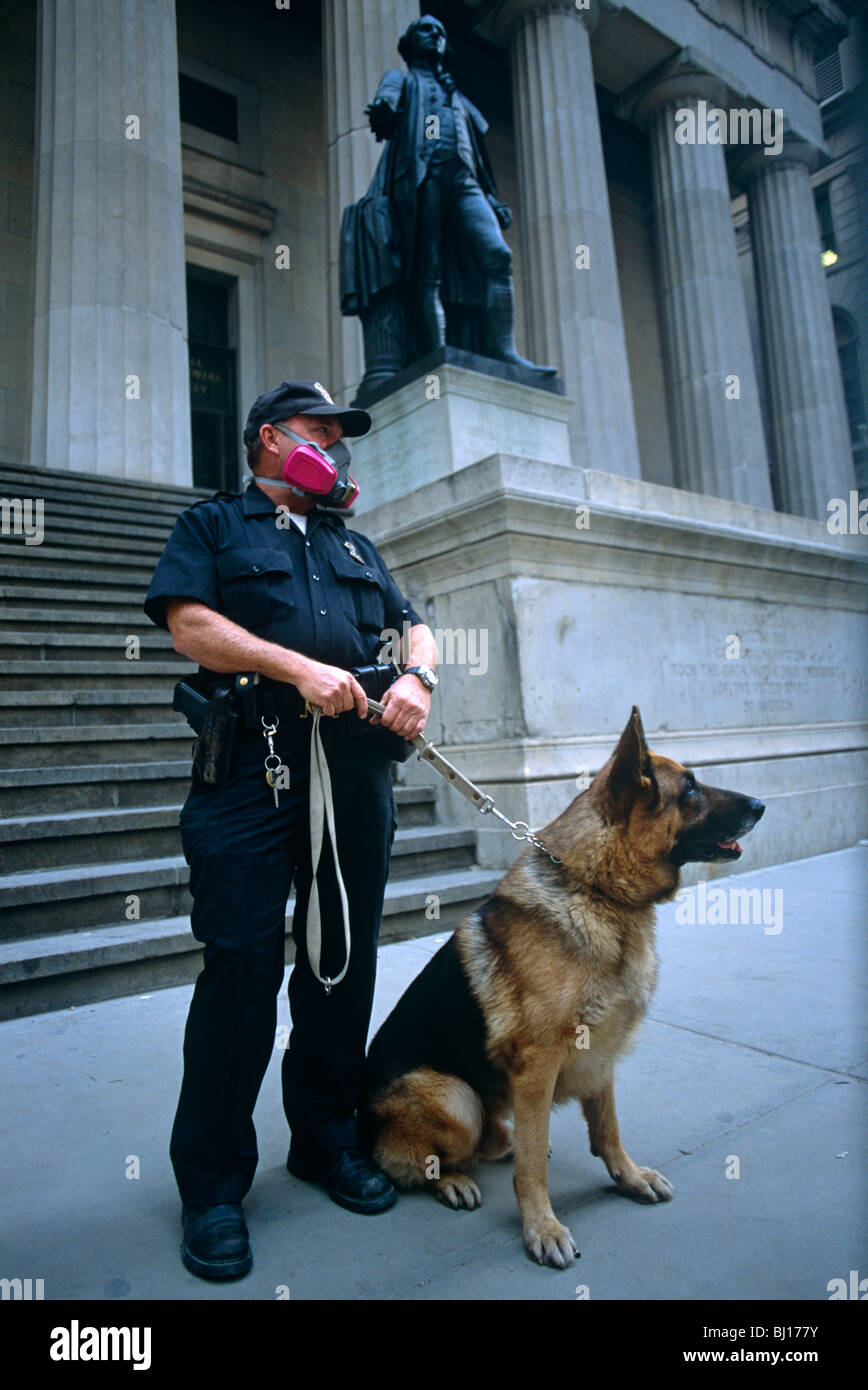 New York City funzionario di polizia (NYPD) e protezioni alsaziano Federal Hall a Wall Street una settimana dopo 9/11 attacchi terroristici. Foto Stock