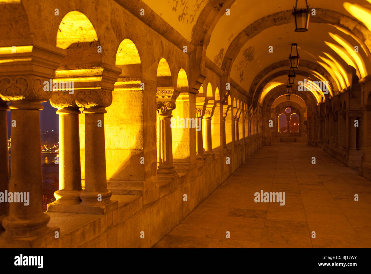 Faretti di notte illumina l'interno del Bastione dei Pescatori sulla Collina del Castello a Budapest, Ungheria Foto Stock