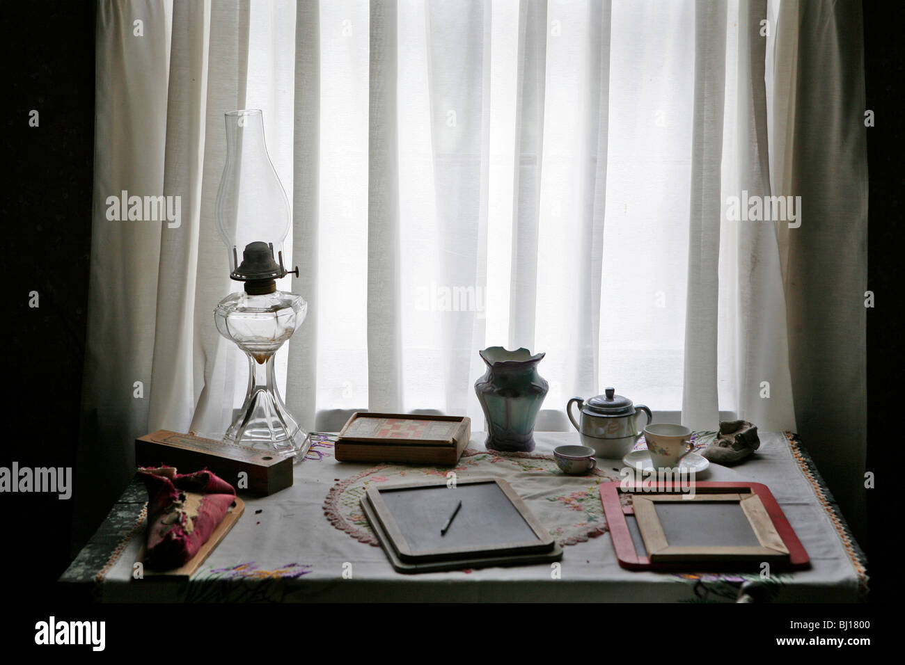 Tabella occasionali con lavagne e vecchio olio di paraffina lampada nello storico Hat Creek Ranch, Cache Creek, British Columbia, Canada Foto Stock