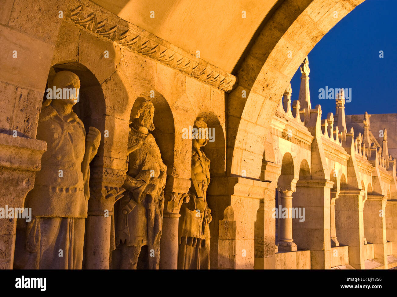 Glow delle luci su statue nel Bastione dei Pescatori sulla Collina del Castello a Budapest, Ungheria Foto Stock