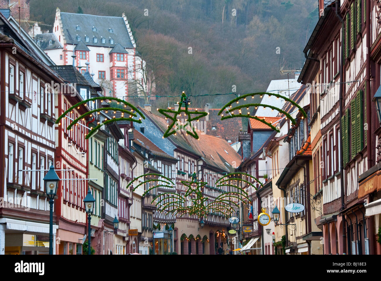 Natale decorazioni di strada nel centro storico di Miltenberg, Germania Foto Stock