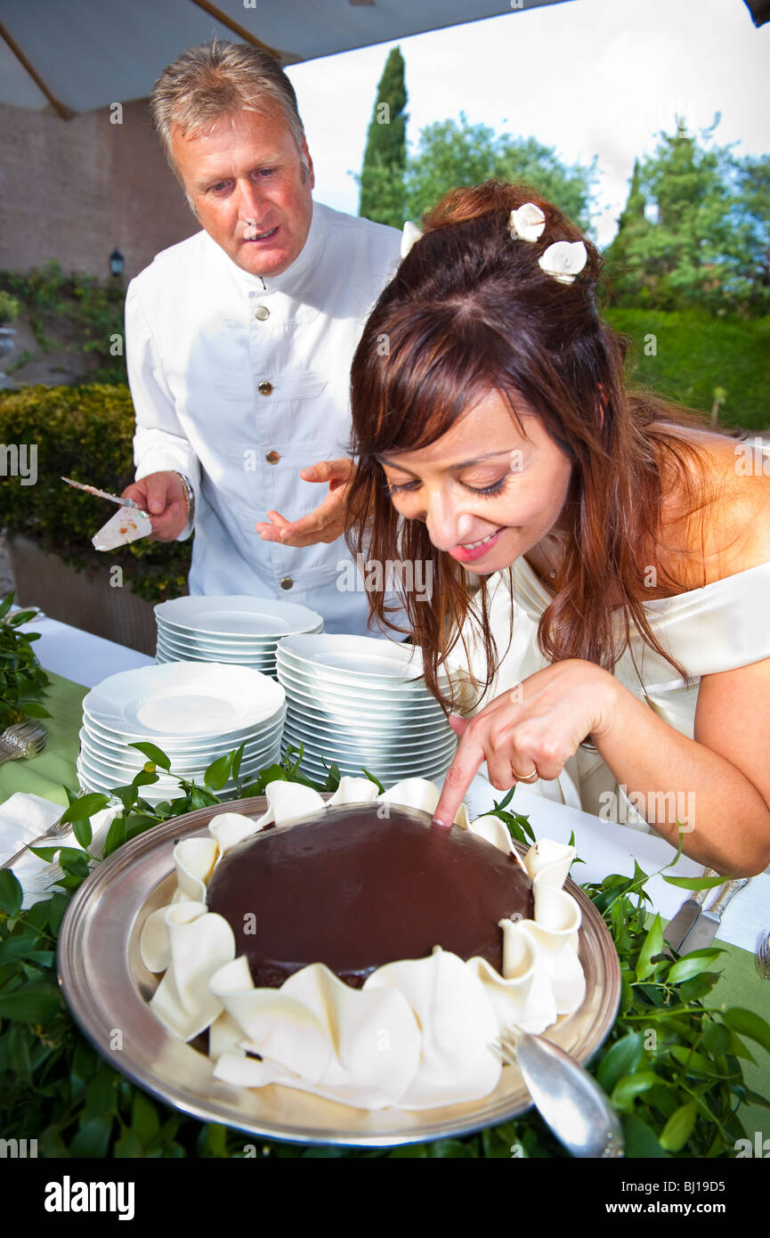 Sposa degustazione di dessert al cioccolato a Wedding Foto Stock