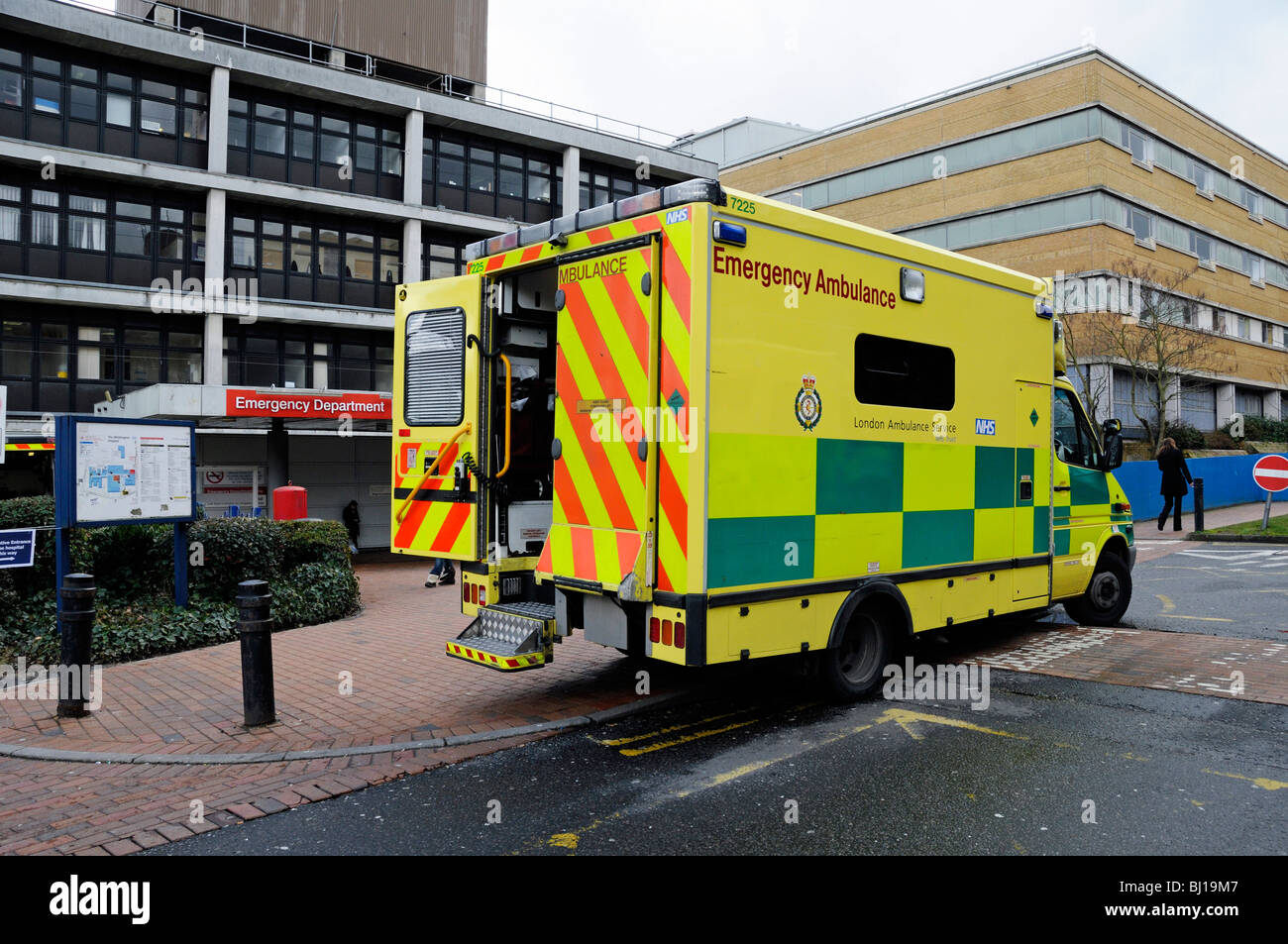 Ambulanza di emergenza con porta posteriore aperta al di fuori dell'Ospedale Whittington Archway Londra Inghilterra REGNO UNITO Foto Stock
