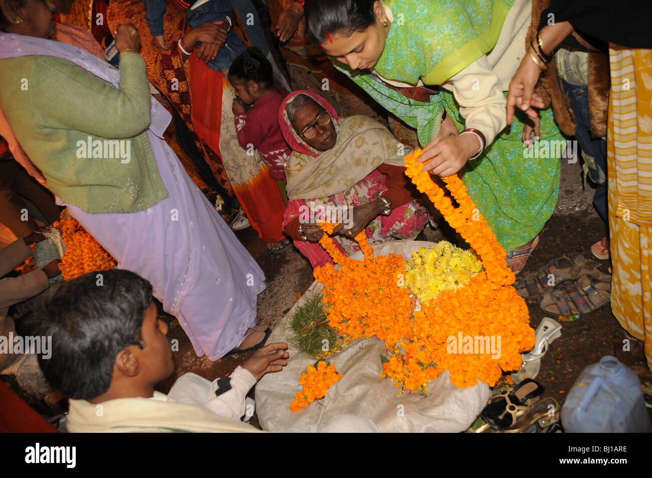 Onorevoli scelta di fiori in un mercato dei fiori in Varanasi India Foto Stock