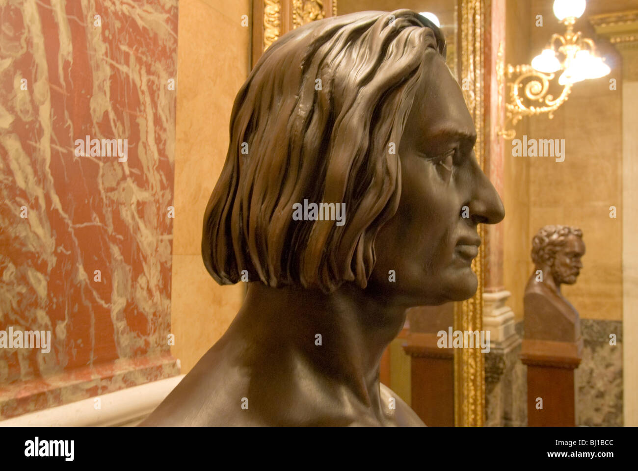 Busto del compositore Ferenc o Franz Liszt nella Opera House, Budapest, Ungheria Foto Stock