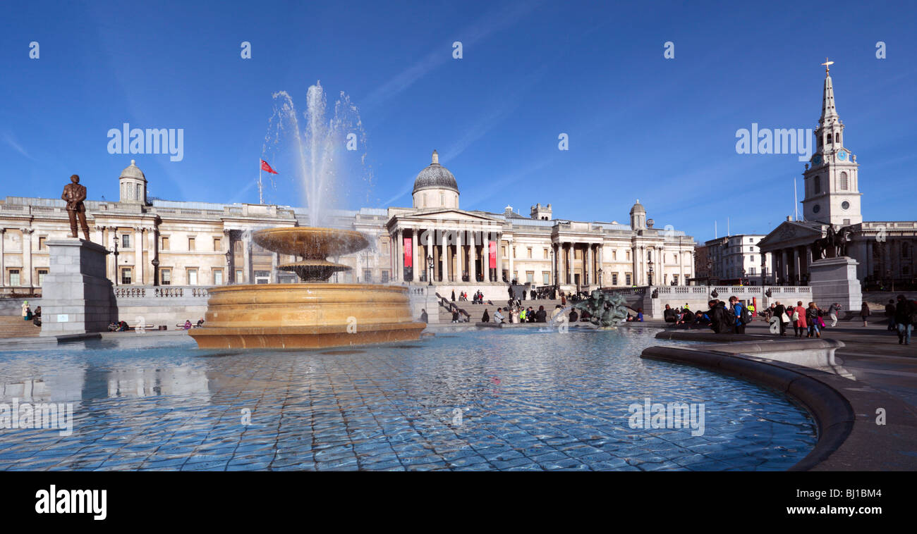 Trafalgar Square statua a Sir Keith Park, la National Gallery e St Martin nei campi chiesa Londra Inghilterra REGNO UNITO Foto Stock