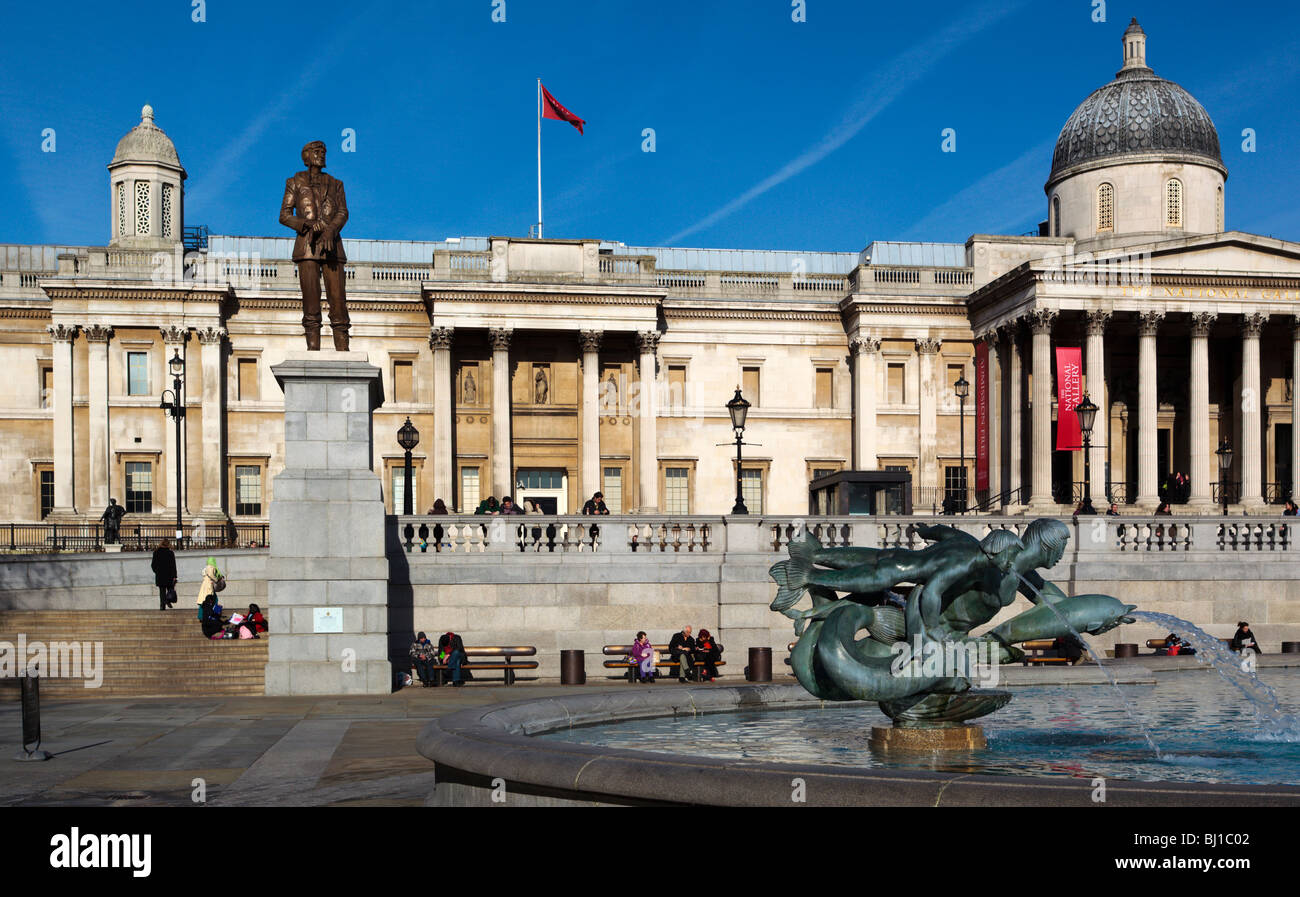 Trafalgar Square statua a Sir Keith Park e della National Gallery di Londra Inghilterra REGNO UNITO Foto Stock