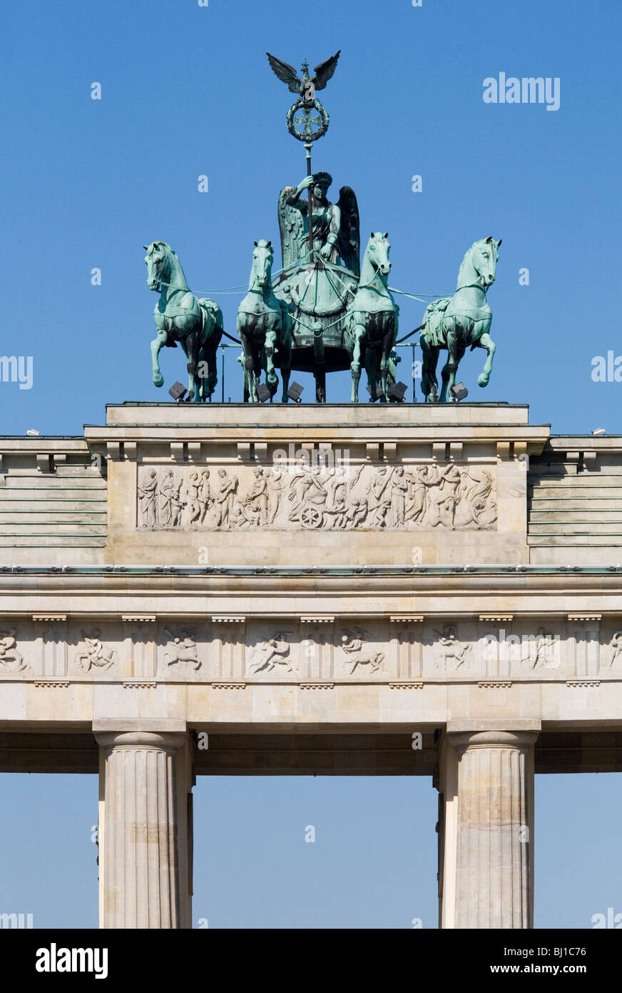 Una quadriga, o quattro-carrozza a cavalli, in cima alla porta di Brandenberg (Brandemburg Tor), Pariser Platz, Berlin-Mitte, Germania Foto Stock