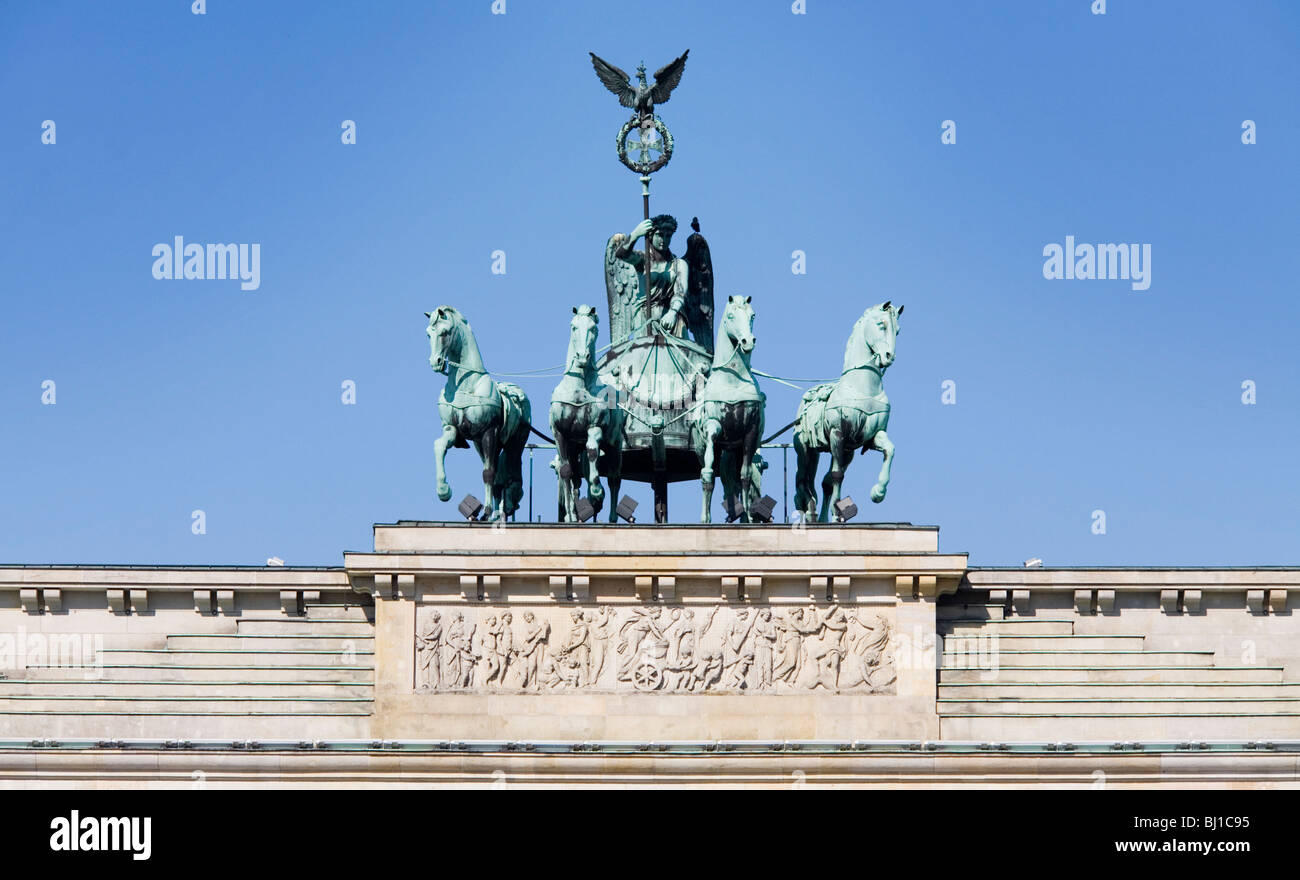 Una quadriga, o quattro-carrozza a cavalli, in cima alla porta di Brandenberg (Brandemburg Tor), Pariser Platz, Berlin-Mitte, Germania Foto Stock