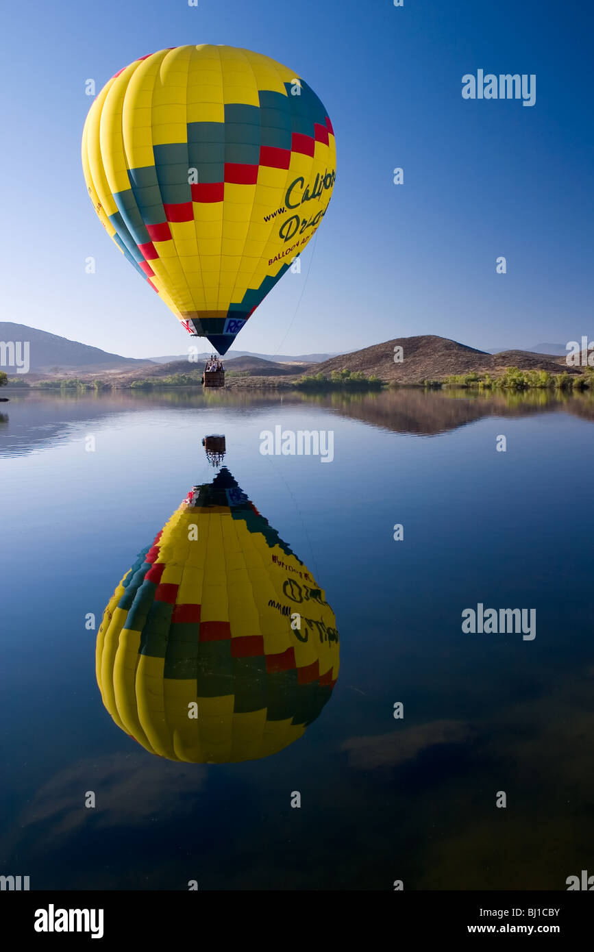 In mongolfiera ad aria calda sopra il lago Foto Stock