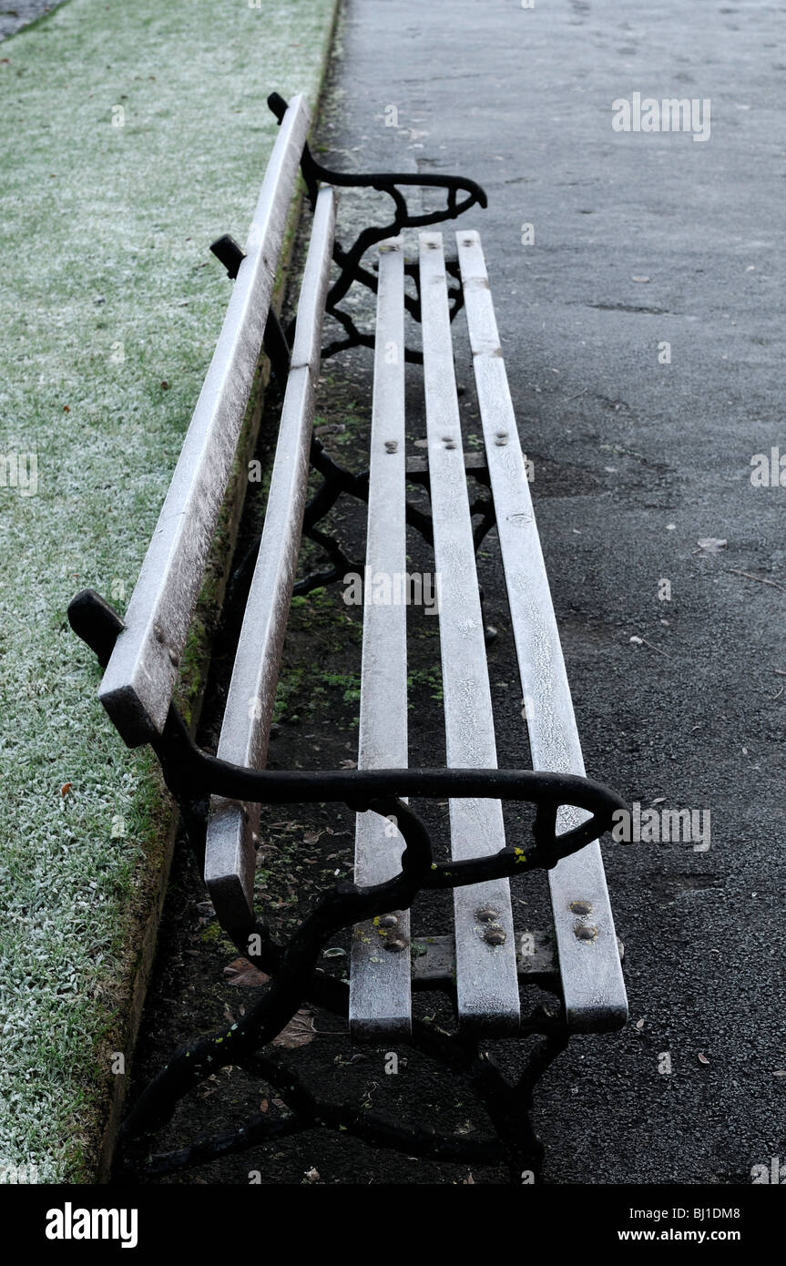 Parco banco di posti a sedere del sedile gelo invernale coperto coprire hard trasformata per forte gradiente Foto Stock