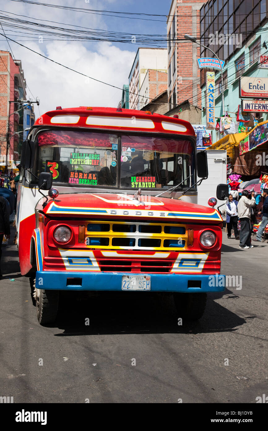 Red vintage bus micro a La Paz, Bolivia, SUD AMERICA Foto Stock