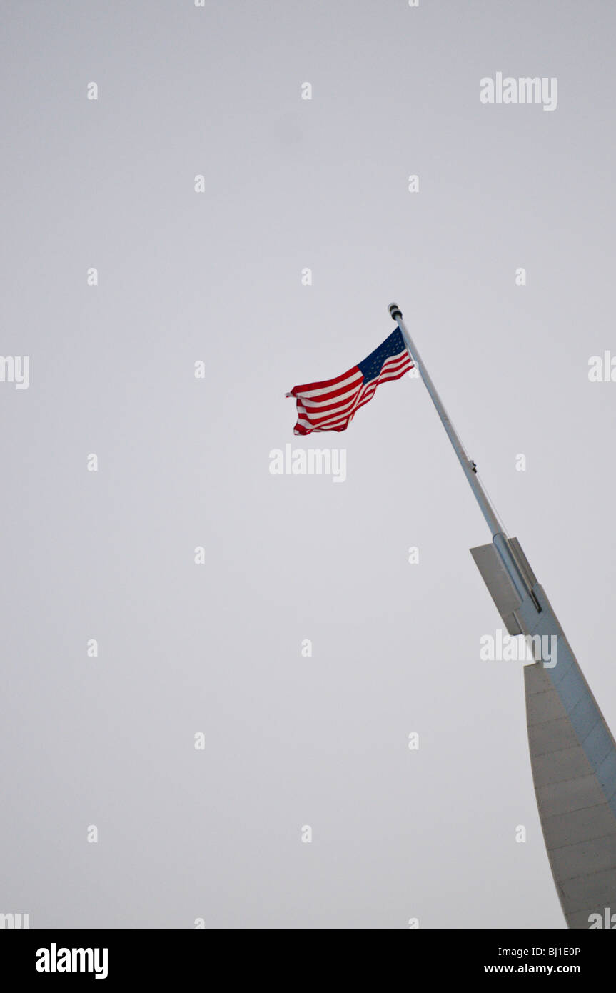 Bandiera americana issata sulla sommità dell'edificio Foto Stock