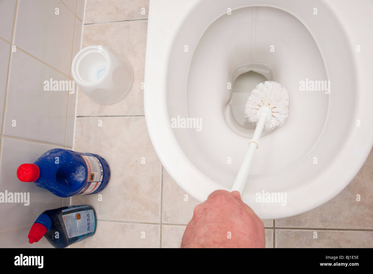 Cleaning the toilet immagini e fotografie stock ad alta risoluzione - Alamy