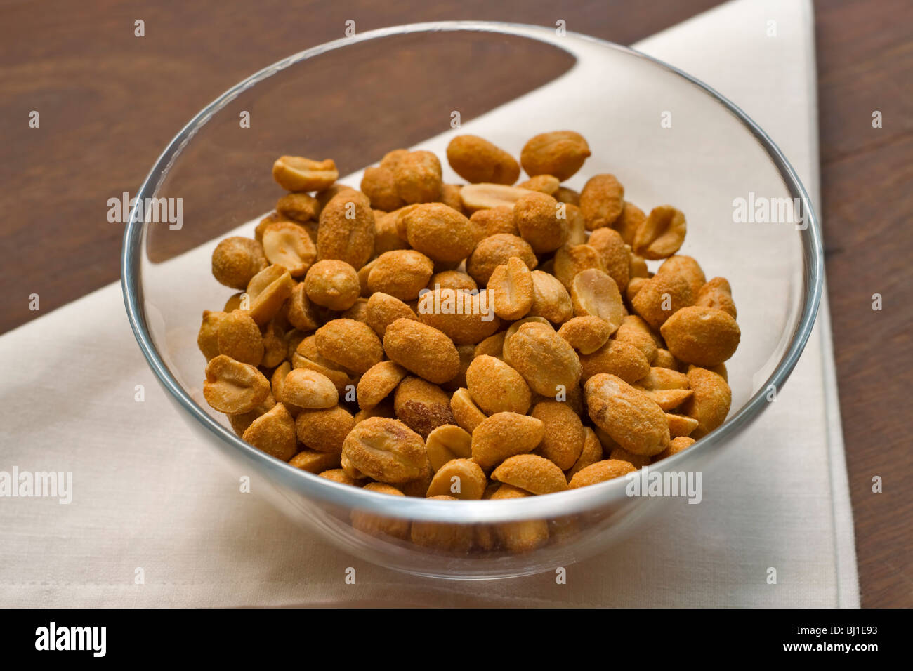 Piatto di secco di arachidi tostate Foto Stock