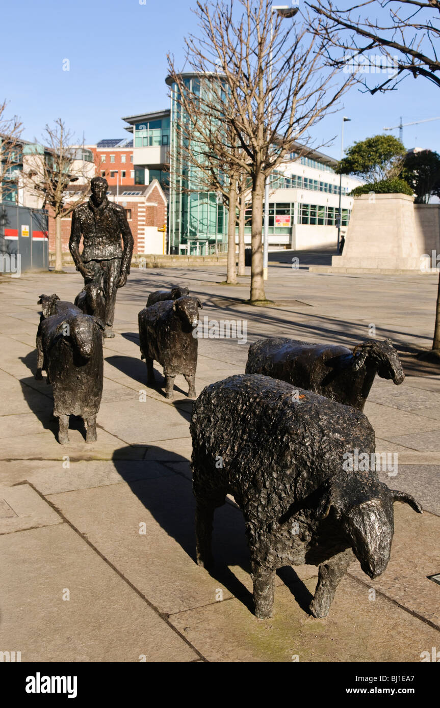 " Ovini su strada" di Deborah Brown, una scultura in bronzo al Waterfront Hall di Belfast. Foto Stock