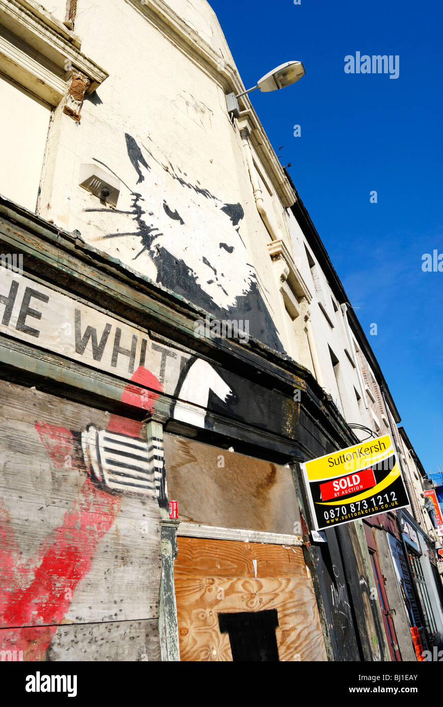 Britains più grande Banksy sul Whitehorse public house in Liverpool, che è appena stata venduta per la riconversione. Foto Stock