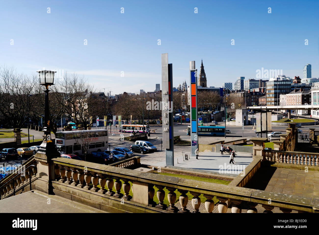 Vista di San Johns Park e il centro di Liverpool dal Museo passi di William Brown Street. Foto Stock