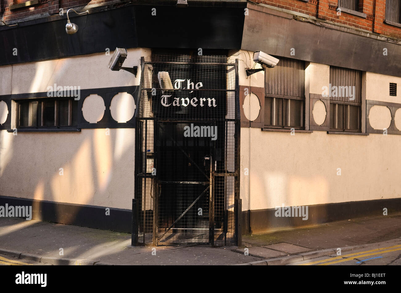 Pesante gabbia di sicurezza e CCTV all'entrata di un pub di Belfast, ora il 'Sunflower' bar gay. Foto Stock