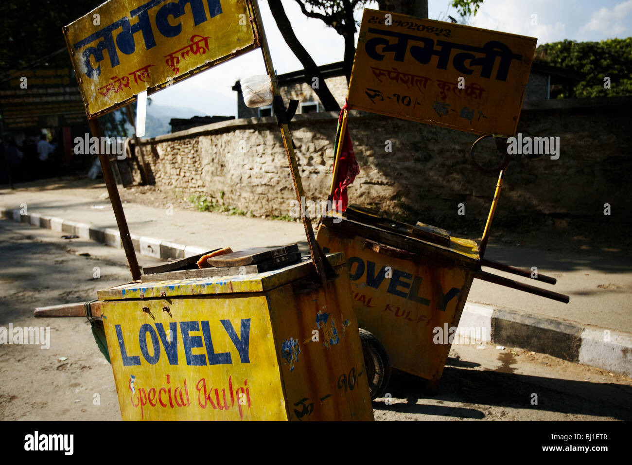 Wheelcarts utilizzato dai venditori ambulanti di vendere iced tratta in Pokhara, Nepal Lunedì 26 Ottobre, 2009. Foto Stock