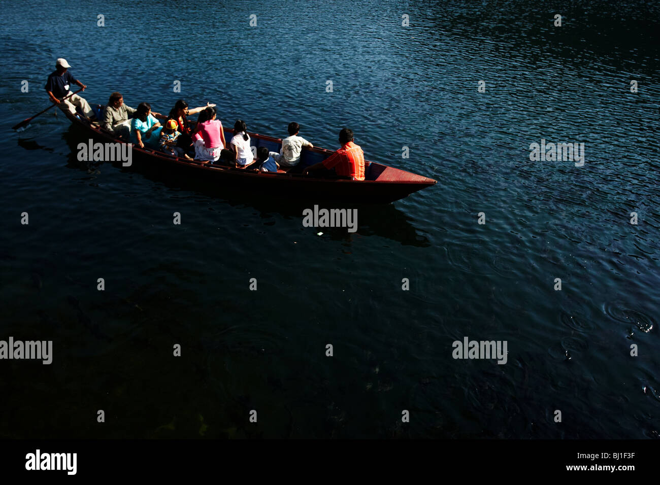 I turisti in una canoa sul lago Pewha in Pokhara, Nepal Lunedì 26 Ottobre, 2009. Foto Stock
