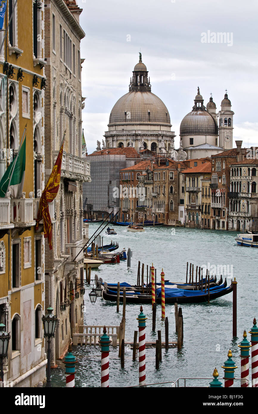 Santa Maria della Salute attraverso il Canal Grande a Venezia, Veneto, Italia Foto Stock