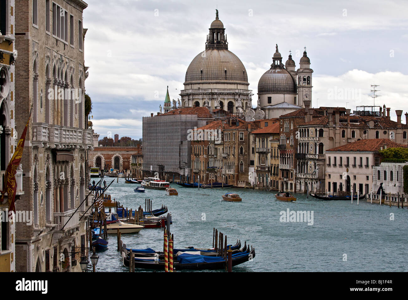 Santa Maria della Salute attraverso il Canal Grande a Venezia, Veneto, Italia Foto Stock