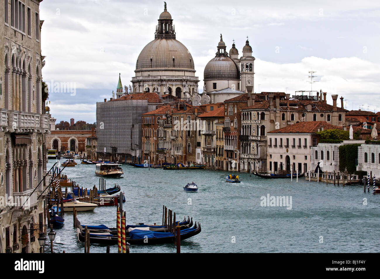 Santa Maria della Salute attraverso il Canal Grande a Venezia, Veneto, Italia Foto Stock
