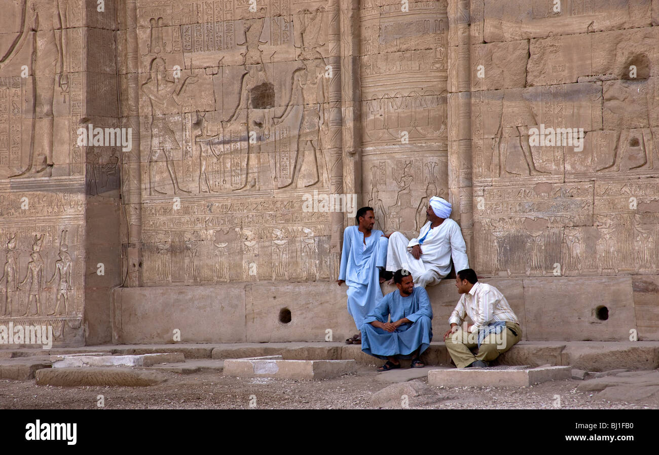 Quattro guardiani del tempio dove rilassarsi sotto una parete del tempio. Foto Stock