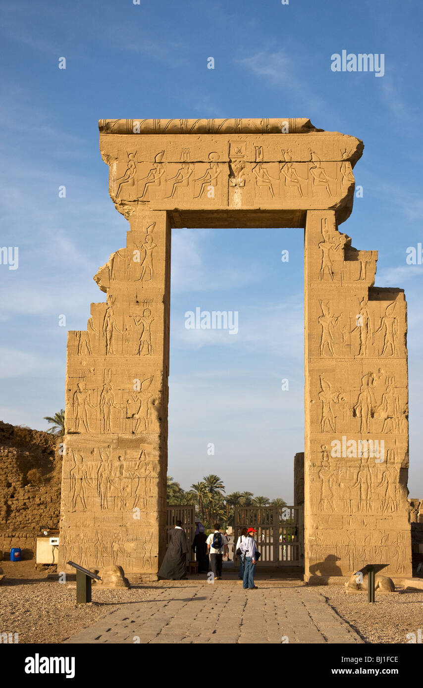Ingresso al Dendera tempio complesso. Foto Stock