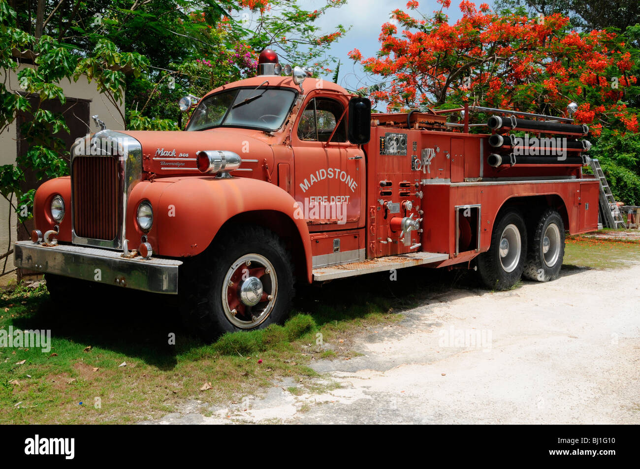 Un invecchiamento Mack B85 motore Fire/carrello trovato Marsh Harbour, Great Abaco delle Bahamas. Maidstone Fire Dept. scritta sulla porta Foto Stock