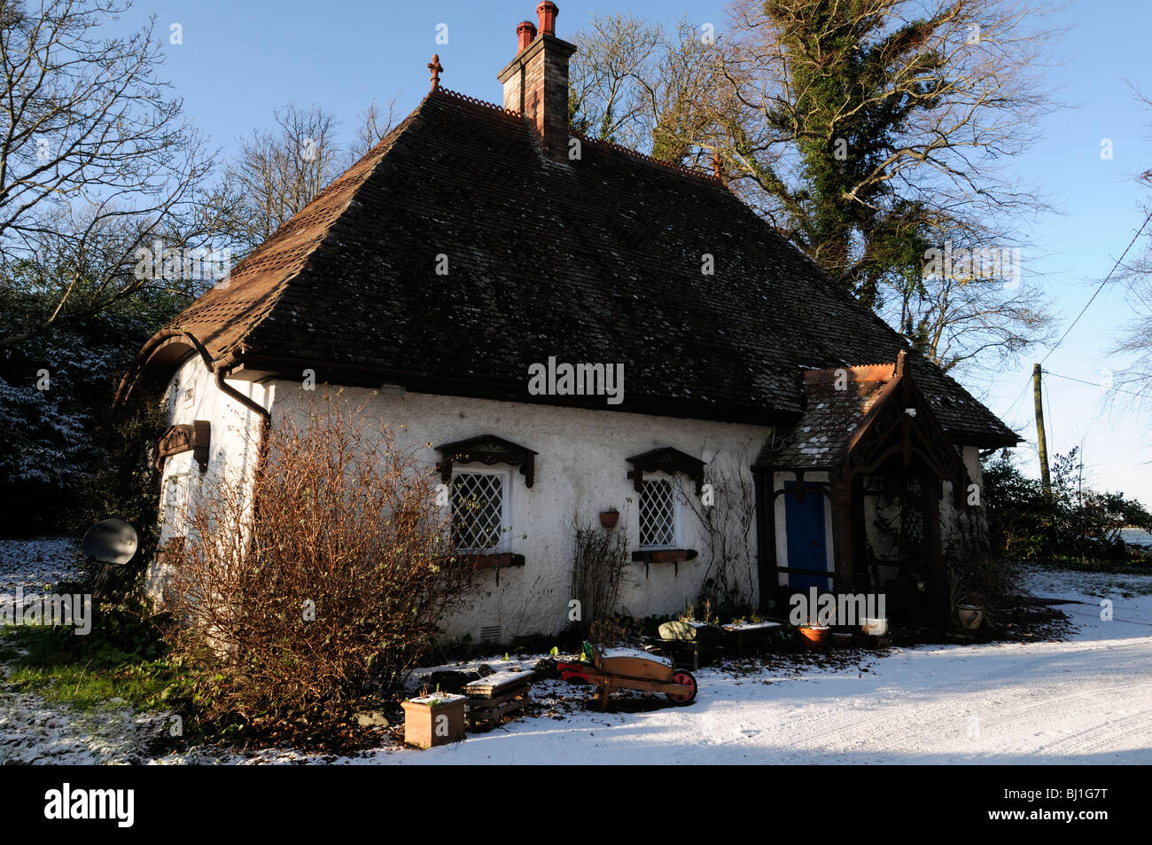 Alta vecchio con tetto di stile svizzero cottage lodge house snow hamwood giardini di Meath, Irlanda Foto Stock