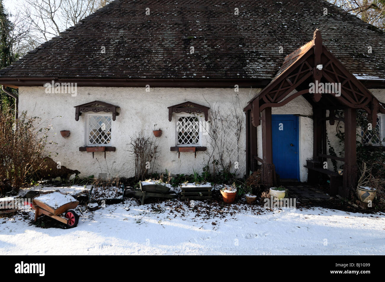 Alta vecchio con tetto di stile svizzero cottage lodge house snow hamwood giardini di Meath, Irlanda Foto Stock