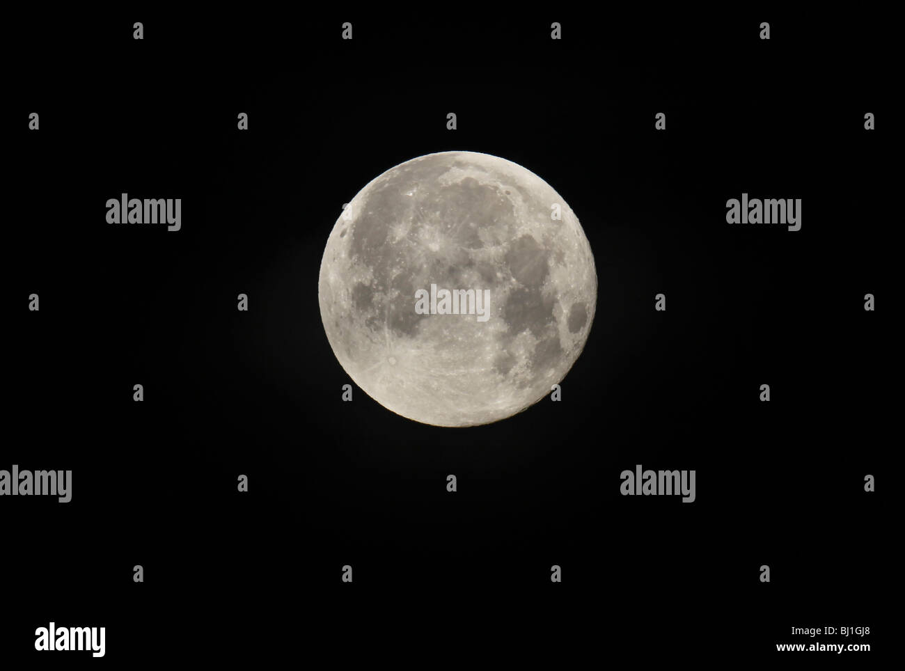 Luna piena in primo piano a notte nera Foto Stock